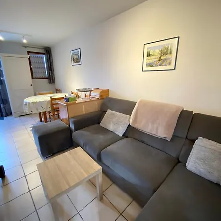 6 Personnes Climatisee Avec Terrasse 400 M De La V0782 Villa *